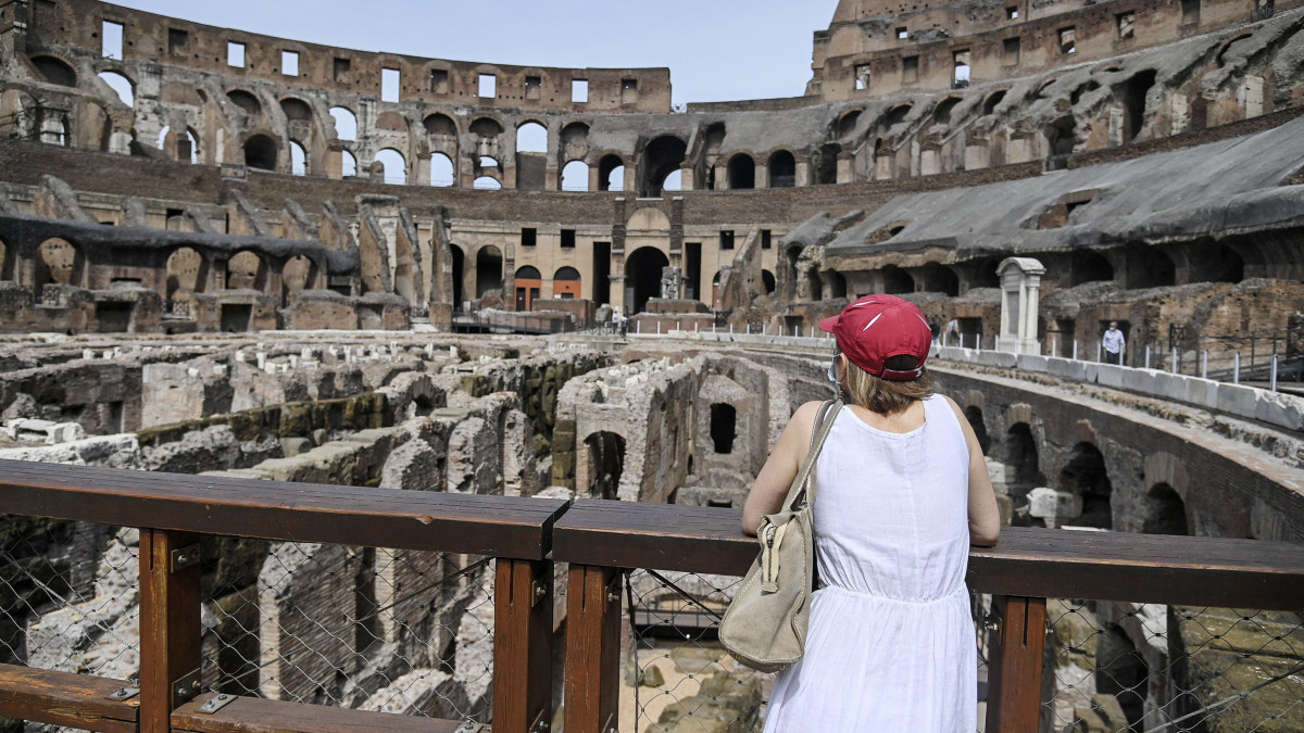 A római Colosseum újonnan helyreállított alagsorát bemutató sajtóbejárás egyik résztvevője megnézi a föld alatti építményeket 2021. június 25-én. Az ókori műemlék felújításának második szakaszában végzett két és fél évig tartó munkálatok eredeményeképpen látogathatókká váltak a küzdőtér alatti termek és folyosók, ahol a gladiátorok és vadállatok egykor a harcukra készültek.