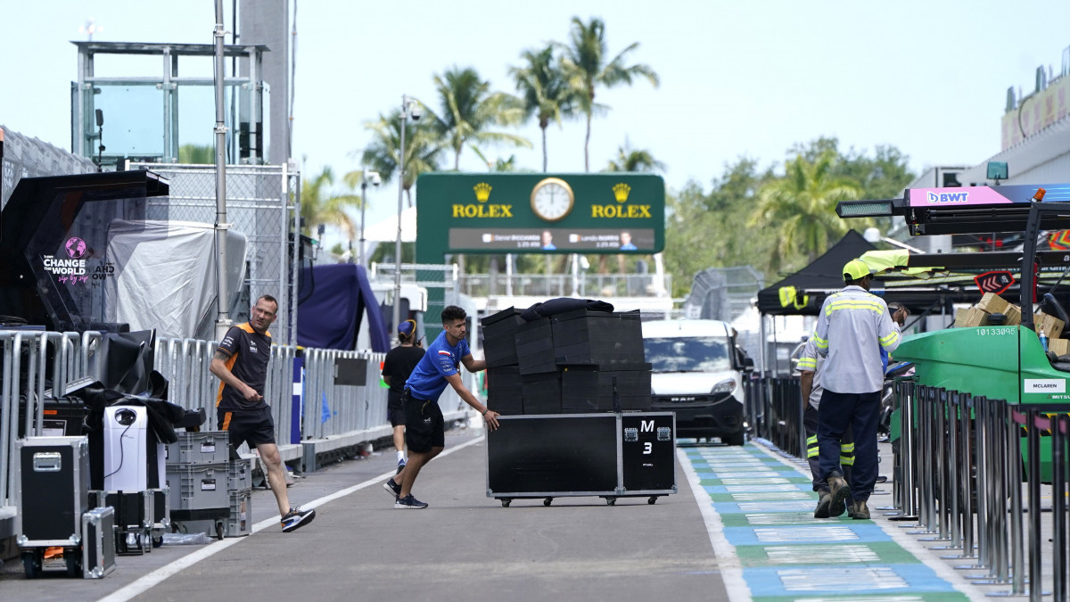Munkálatok zajlanak a Forma-1-es autós gyorsasági világbajnokság első Miami Nagydíjának otthont adó versenypályán a floridai Miami Gardensben 2022. május 4-én. A futamot május 8-án rendezik.