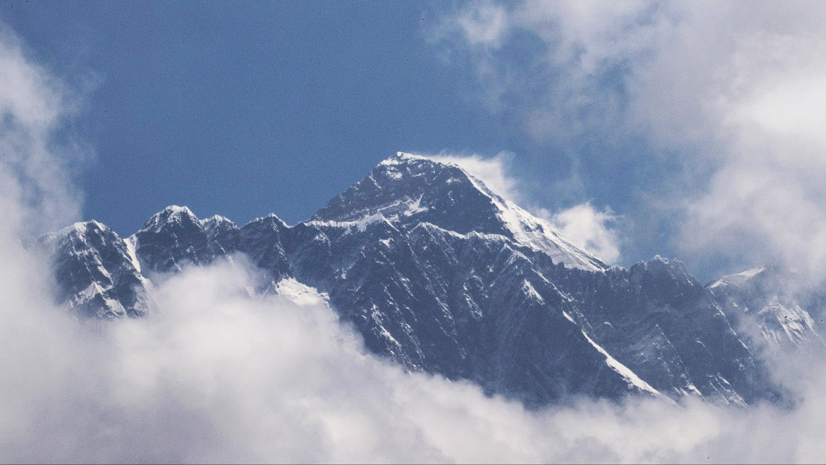 2019. május 27-én a nepáli Namche Bazarban készített kép a világ legmagasabb hegyéről, a Csomolungmáról, európai nevén Mount Everestről. 2020. december 8-i sajtóhírek szerint Kína és Nepál megállapodott a hegy hivatalos magasságáról, amely 8848,86 méter lett. Kína évek óta próbálta megmérni a hegycsúcsot, de az expedíciókat többször meghiúsította a rossz időjárás.