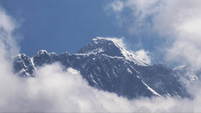Világcsúcs: tizedszer mászta meg az Everestet a serpa-amerikai nő
