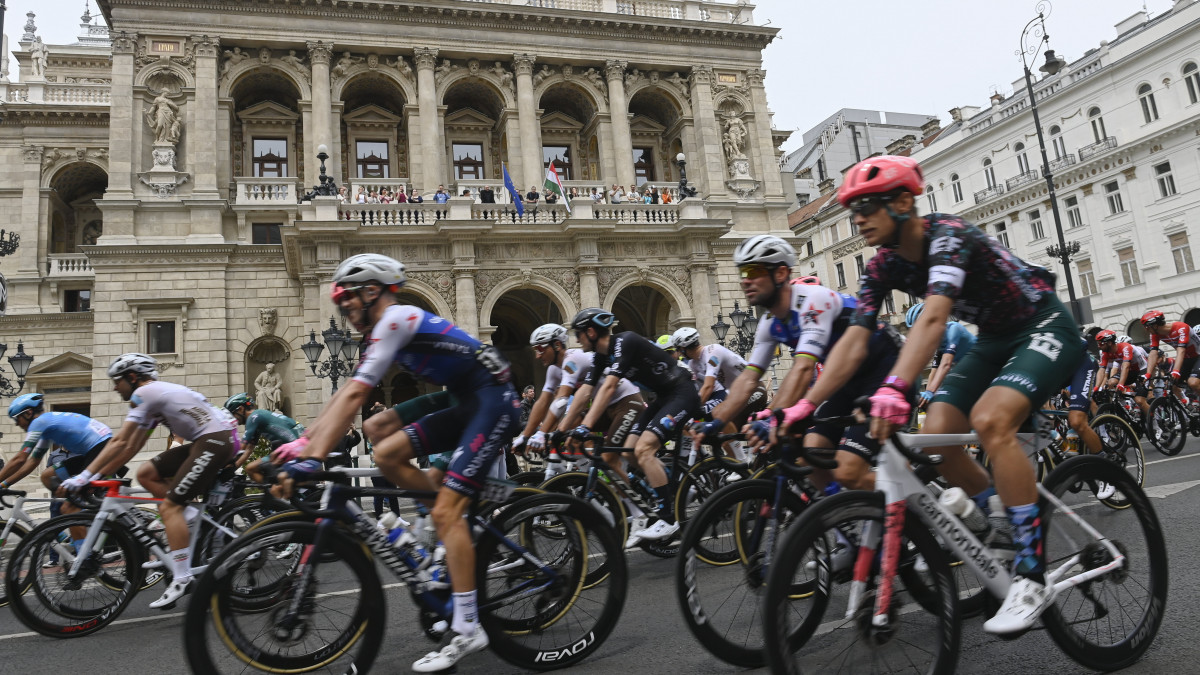 A Giro dItalia országúti kerékpáros körverseny Budapest és Visegrád közötti 195 kilométeres nyitóetapjának mezőnye az Andrássy úton, az Operaház előtt 2022. május 6-án. Ez az első alkalom, hogy Magyarországot érinti a háromhetes körverseny, a Giro 14. alkalommal rajtol Olaszországon kívül.