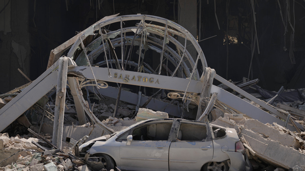 A pusztítás nyomai a havannai Saratoga Hotelben történt robbanást követően 2022. május 6-án. Sajtóhírek szerint négyen életüket vesztették és többen megsérültek. A robbanás okát még vizsgálják.