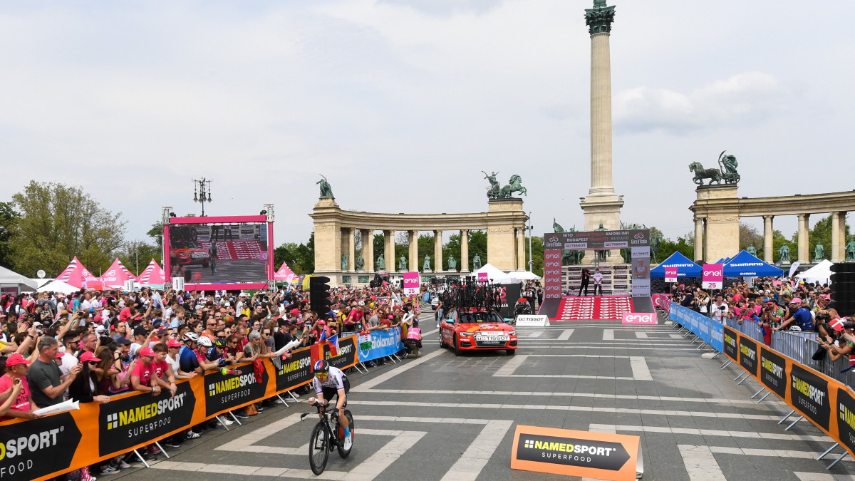 A szlovén Jan Tratnik a 105. Giro dItalia országúti kerékpáros körverseny második szakaszán, az egyéni időfutamon a Hősök terén 2022. május 7-én. Ez az első alkalom, hogy Magyarországot érinti a háromhetes körverseny, amelynek első három szakaszát rendezik hazánkban május 6-8. között.