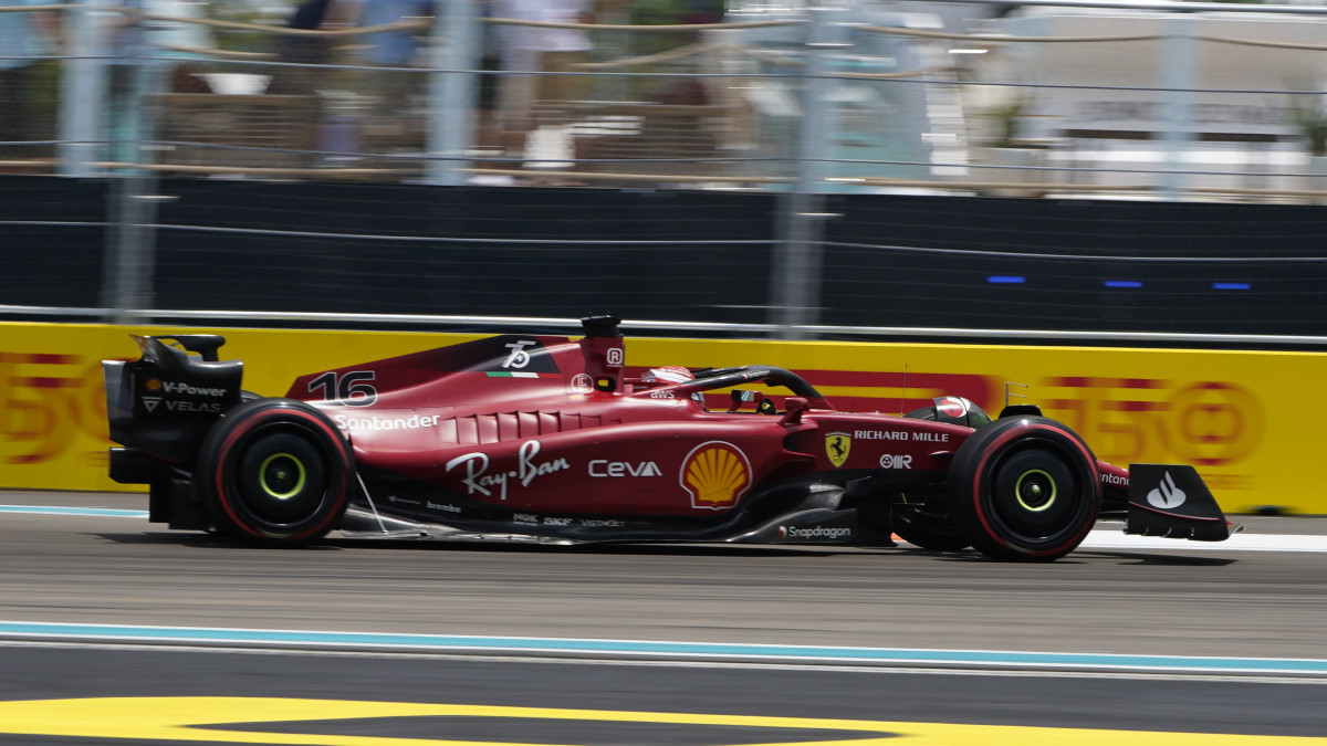 Charles Leclerc, a Ferrari monacói versenyzője a Forma-1-es autós gyorsasági világbajnokság Miami Nagydíjának harmadik szabadedzésén a floridai Miami Gardensben 2022. május 7-én. A futamot május 8-án rendezik.