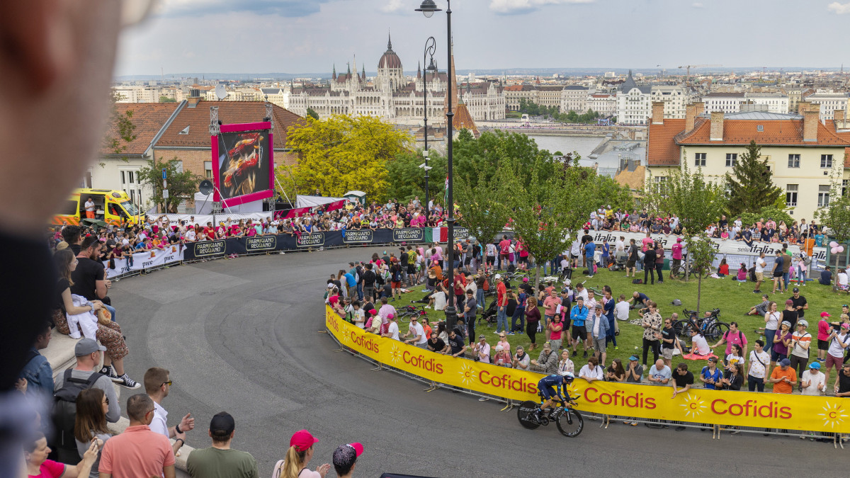 Egy kerékpáros a 105. Giro dItalia országúti kerékpáros körverseny második szakaszán, az egyéni időfutamon Budapesten 2022. május 7-én. Ez az első alkalom, hogy Magyarországot érinti a háromhetes körverseny, amelynek első három szakaszát rendezik hazánkban május 6-8. között.