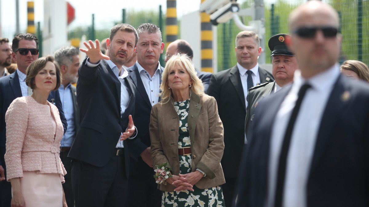 Jill Biden, Joe Biden amerikai elnök felesége (k) Eduard Heger szlovák miniszterelnök (b2) és felesége, Lucia Hegerova (b) társaságában a felsőnémeti (Vysné Nemecké) szlovák-ukrán határátkelőnél tesz látogatást 2022. május 8-án.