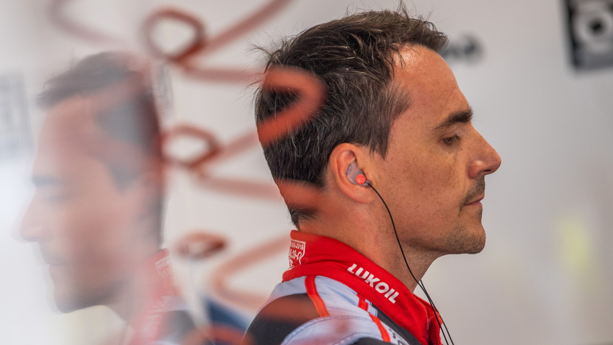 Michelisz Norbert, a BRC Hyundai N Lukoil Squadra Corse versenyzője a túraautó-világkupa (WTCR) Magyar Nagydíjának első futama előtt a mogyoródi Hungaroringen 2021. augusztus 22-én.