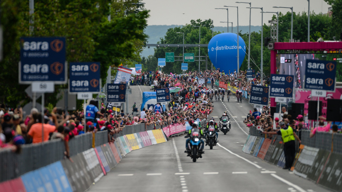 Versenyzők érkeznek a 105. Giro dItalia országúti kerékpáros körverseny Kaposvár és Balatonfüred közötti 201 kilométeres harmadik szakaszának balatonfüredi befutójához 2022. május 8-án. Ez az első alkalom, hogy Magyarországot érinti a háromhetes körverseny, amelynek első három szakaszát rendezik hazánkban május 6-8. között.