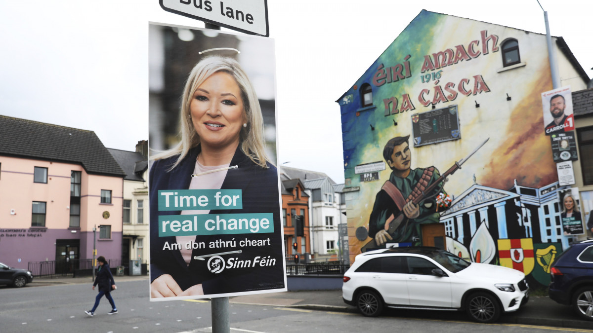 A Sinn Féin, a legnagyobb britellenes írországi katolikus párt jelöltjének választási plakátja Belfastban 2022. május 3-án, két nappal az egyesült királyságbeli helyhatósági és helyi parlamenti választások előtt. Észak-Írországban a felmérések hónapok óta következetesen azt valószínűsítik, hogy az ír sziget egy évszázaddal ezelőtti megosztása óta most először az újraegyesítésért küzdő Sinn Féin párté lehet a legnagyobb létszámú frakció az új belfasti parlamentben, a Stormontban.