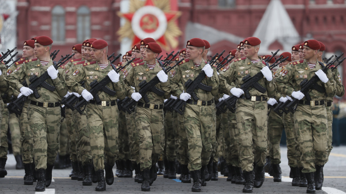 Orosz katonák felvonulása a győzelem napi díszszemlén a moszkvai Vörös téren 2022. május 9-én. Oroszországban május 9-én ünneplik a náci Németország felett a II. világháborúban aratott győzelem 77. évfordulóját.