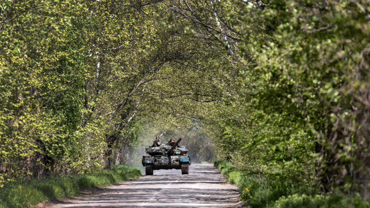 DNIPROPETROVSK OBLAST, UKRAINE - MAY 07: A Ukrainian Army tank moves towards a frontline position on May 07, 2022 in Dnipropetrovsk Oblast, Ukraine. Ukrainian forces exchanged fire with Russian troops in Kherson Oblast, which fell to Russia shortly after the February 24 invasion, as the Russian military sought to create an overland corridor from Crimea to separatist-held areas in the east. Most of Kherson Oblast remains Russian-occupied. (Photo by John Moore/Getty Images)