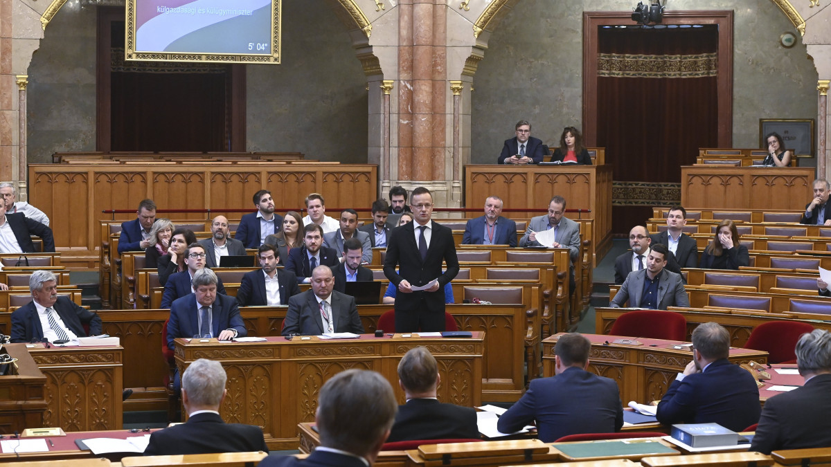 Szijjártó Péter külgazdasági és külügyminiszter felszólal napirend előtt az Országgyűlés plenáris ülésén 2022. május 9-én.