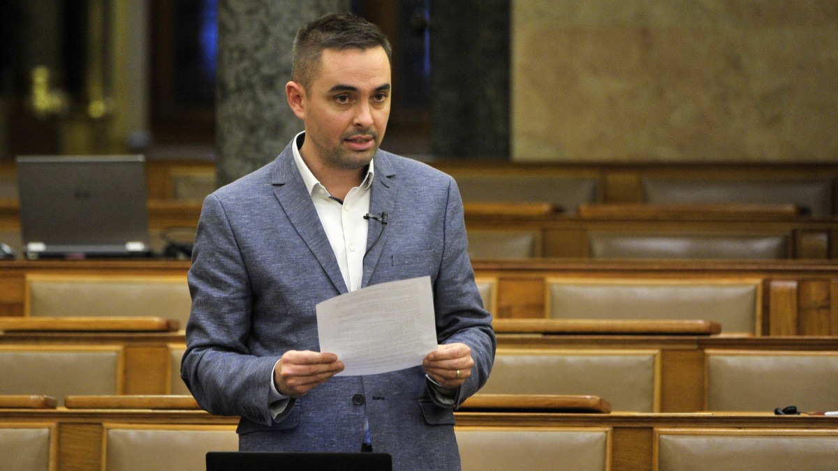 Stummer János, a Jobbik vezérszónoka felszólal az Országos Kereskedelmi Nyilvántartási Rendszer működéséhez szükséges egyes törvények módosításának vitájában az Országgyűlés plenáris ülésén 2020. november 20-án.