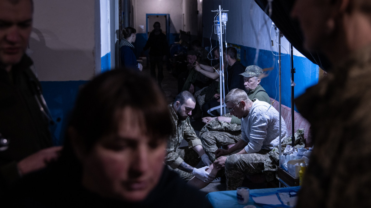 POPASNA, UKRAINE - MAY 09: Ukrainian military medics treat soldiers suffering from minor injuries and concussions sustained during fighting in Popasna at a frontline field hospital on May 09, 2022 in Popasna, Ukraine. Russias assault on Ukraine has now largely focused on the countrys Donbas region, an area that includes two self-declared republics that Russia has supported since 2014. Russian President Vladimir Putin, in his May 9th address commemorating Russias World War II victory, did not signal an escalation of his war aims, but made several references to the Donbas region, saying that Russian forces there were defending the Motherland. (Photo by Chris McGrath/Getty Images)