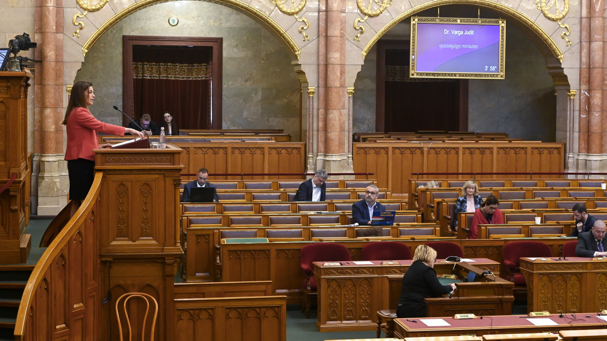 Varga Judit igazságügyi miniszter expozét tart  az alaptörvény tizedik módosítását célzó javaslat vitáján az Országgyűlés plenáris ülésén 2022. május 10-én.
