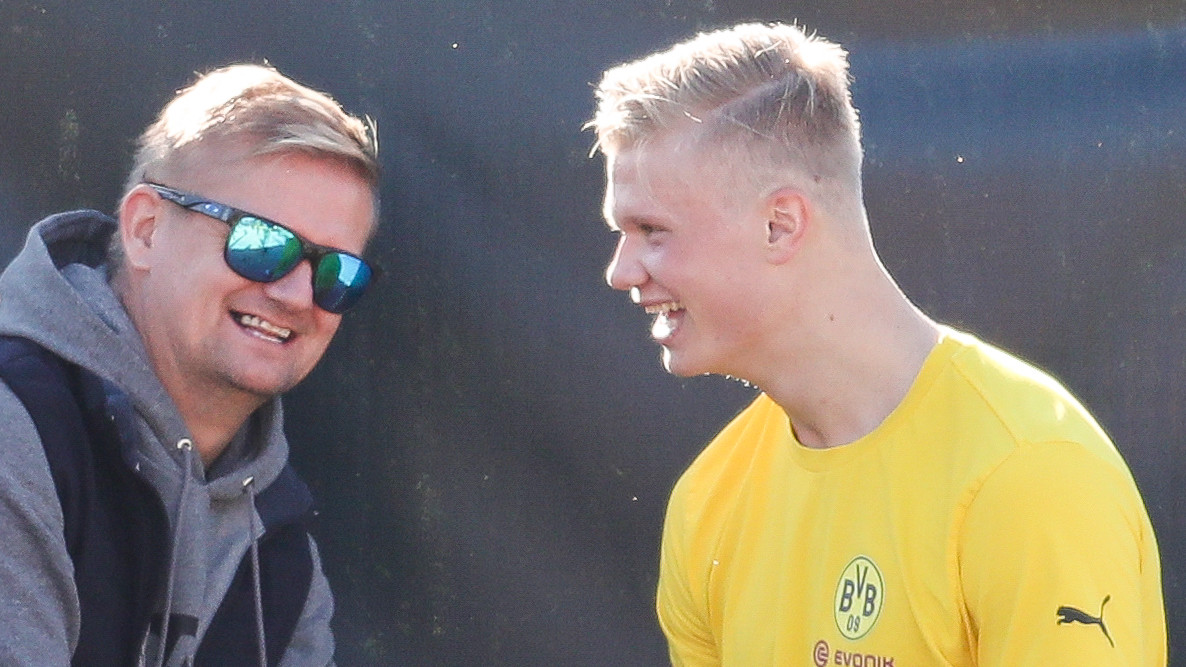 10 January 2020, Spain, Marbella: Football: Bundesliga, training camp of Borussia Dortmund. The Dortmund newcomer Erling Haaland (r) is talking to his father Alf-Inge Haaland (l) Photo: Friso Gentsch/dpa - IMPORTANT NOTE: In accordance with the regulations of the DFL Deutsche FuĂball Liga and the DFB Deutscher FuĂball-Bund, it is prohibited to exploit or have exploited in the stadium and/or from the game taken photographs in the form of sequence images and/or video-like photo series. (Photo by Friso Gentsch/picture alliance via Getty Images)