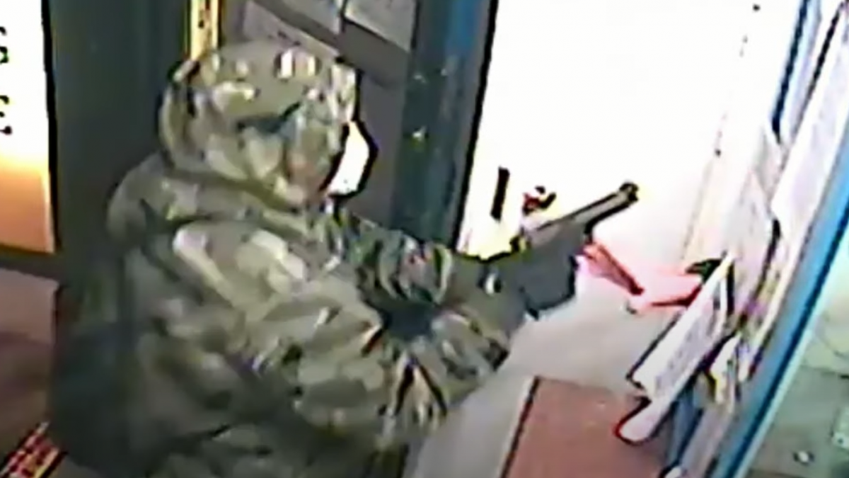 Nem volt szívbajos a pénzváltó, amikor fegyvert rántott a maszkos férfi – videó