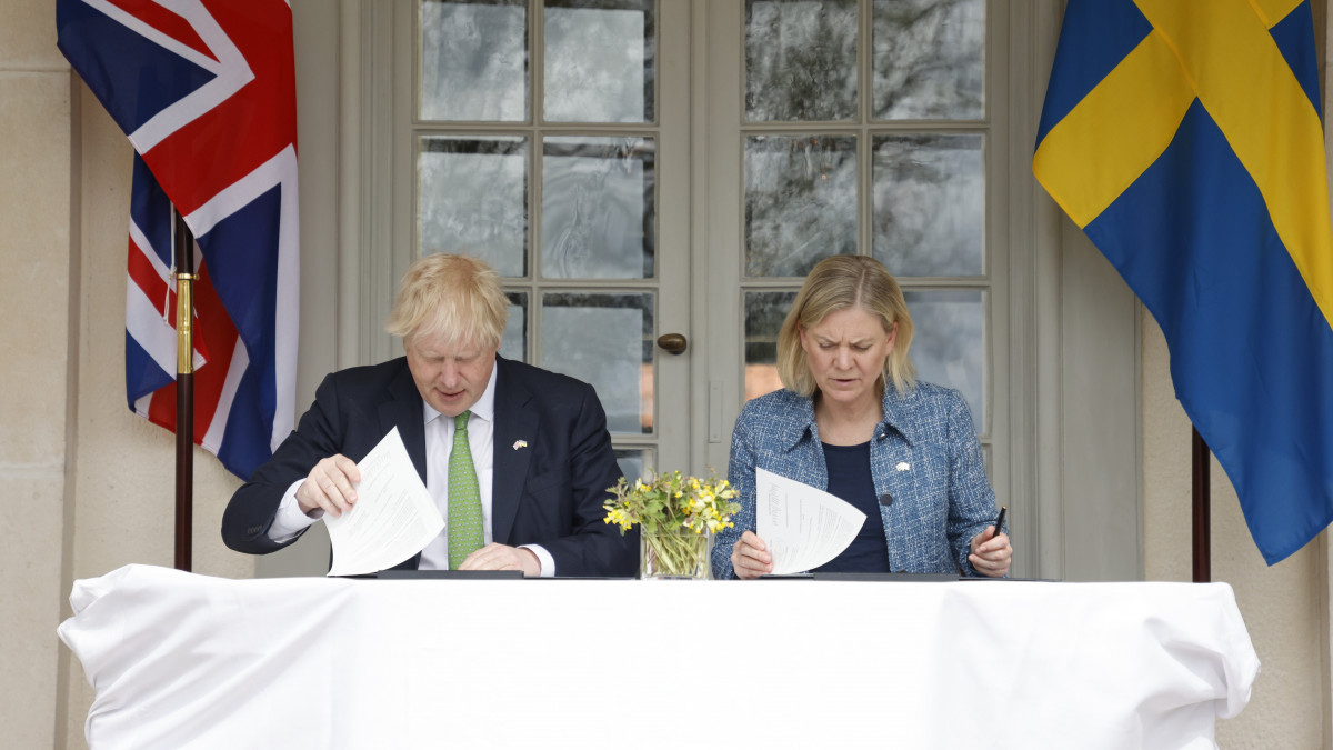 Magdalena Andersson svéd kormányfő (j) és Boris Johnson brit miniszterelnök dokumentumot ír alá Harpsundban 2022. május 11-én.