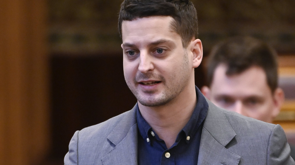 Ungár Péter, a Lehet Más a Politika (LMP) frakcióvezetője felszólal napirend előtt az Országgyűlés plenáris ülésén 2022. május 9-én.