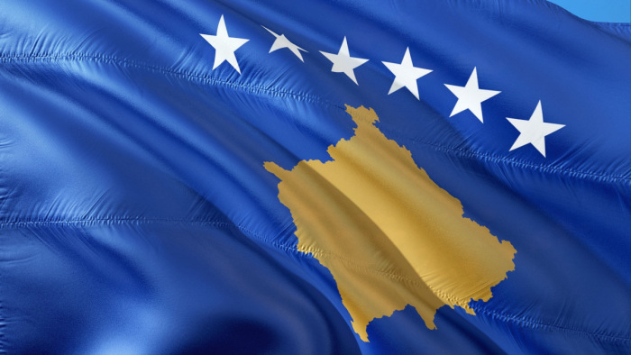 Koszovó elkezdett büntetéseket osztani a szerb rendszámtáblák miatt
