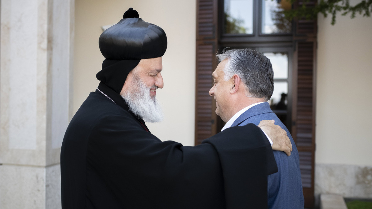 A Miniszterelnöki Sajtóiroda által közreadott képen Orbán Viktor miniszterelnök (j) fogadja II. Efrém Ignác szír ortodox pátriárkát a Karmelita kolostorban 2022. május 12-én.