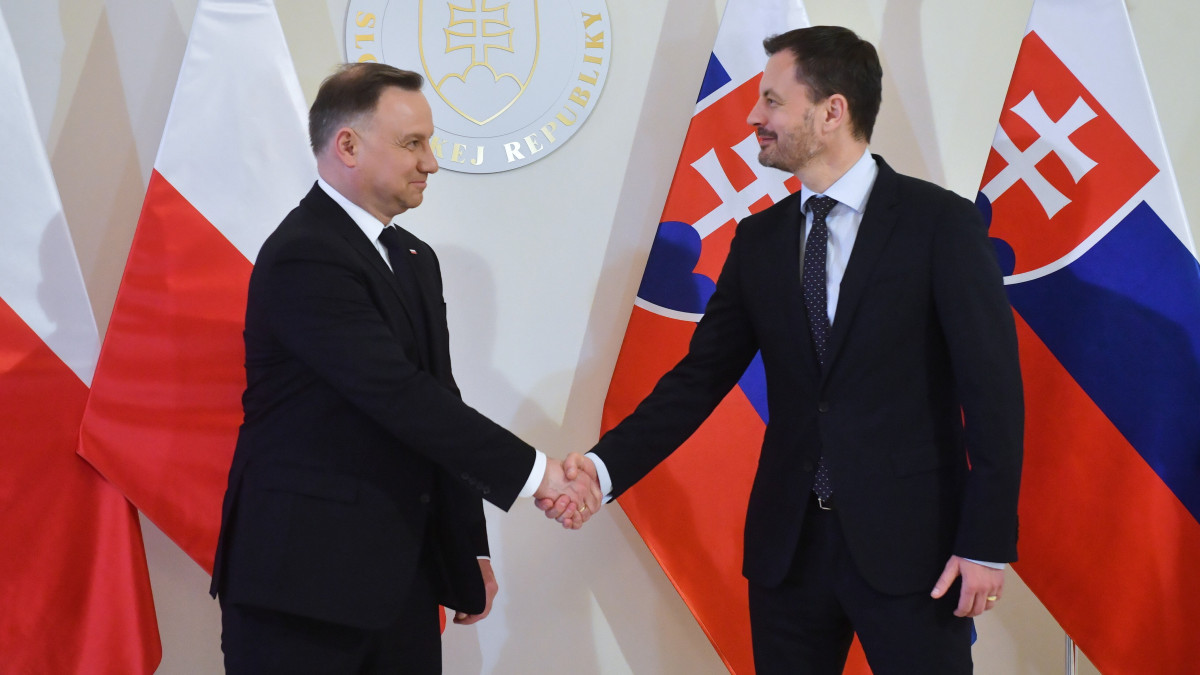 Eduard Heger szlovák miniszterelnök (j) és Andrzej Duda lengyel államfő kezet fog Pozsonyban 2022. május 11-én.