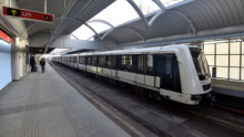 A metró tetején „szörföztek” – BKV: egy rossz mozdulat is elég a tragédiához