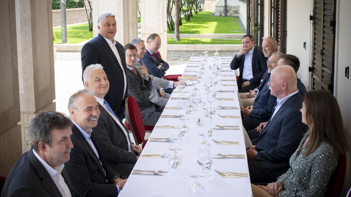 A Miniszterelnöki Sajtóiroda által közreadott képen Orbán Viktor miniszterelnök (b4) a kormányalakításról folytatott megbeszélésen a Karmelita kolostorban 2022. május 11-én. A tanácskozáson Csák János (j2), Gulyás Gergely (b5), Lázár János (b6), Nagy István (b2), Nagy Márton (j6), Navracsics Tibor (b7), Palkovics László (b), Pintér Sándor (j4), Rogán Antal (j3), Semjén Zsolt (b3), Szalay-Bobrovniczky Kristóf (j5) és Varga Judit (j) vett részt.