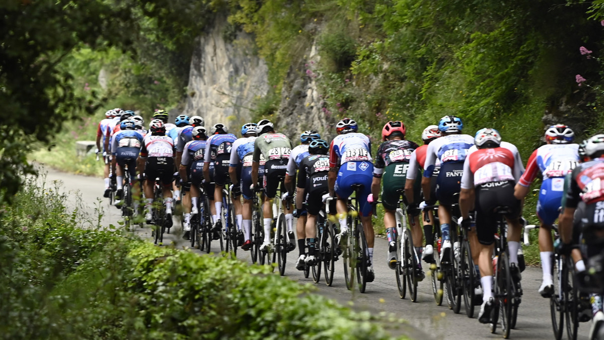 A mezőny a 105. Giro dItalia országúti kerékpáros körverseny hetedik, Diamante és Potenza közötti, 198 kilométeres szakaszán az olaszországi Diamantéban 2022. május 13-án.