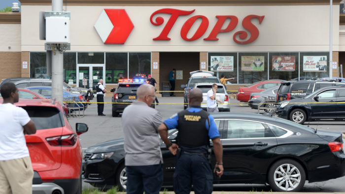 Legalább tíz halott maradt a golyóálló mellényben lövöldöző után egy New York állambeli boltban