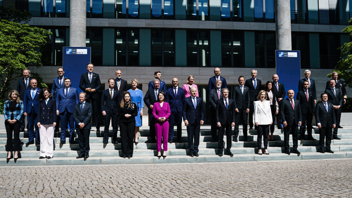 Csoportkép a résztvevőkről a NATO-tagországok külügyminisztereinek kétnapos berlini tanácskozásának második napján, 2022. május 15-én. A középső sorban jobbról a negyedik Szijjártó Péter külgazdasági és külügyminiszter.