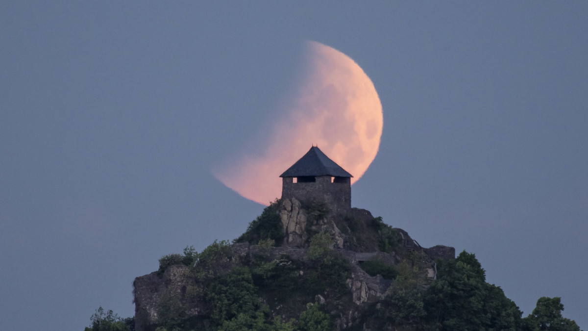 Holdfogyatkozás a salgói vár felett Salgótarján közeléből fotózva 2022. május 16-án hajnalban.