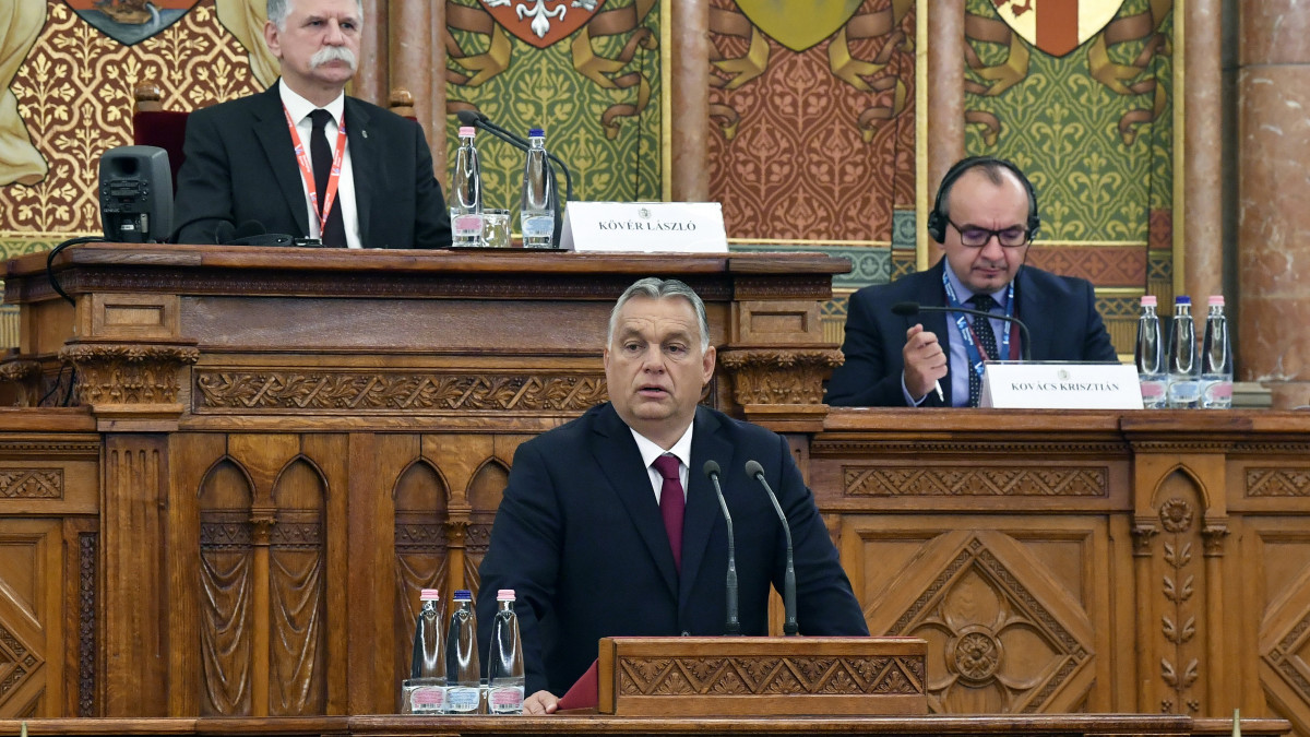 Orbán Viktor miniszterelnök beszédet mond a visegrádi és a délkelet-európai országok házelnökeinek konferenciáján az Országházban 2021. szeptember 24-én. A kormányfő mögött Kövér László, az Országgyűlés elnöke.