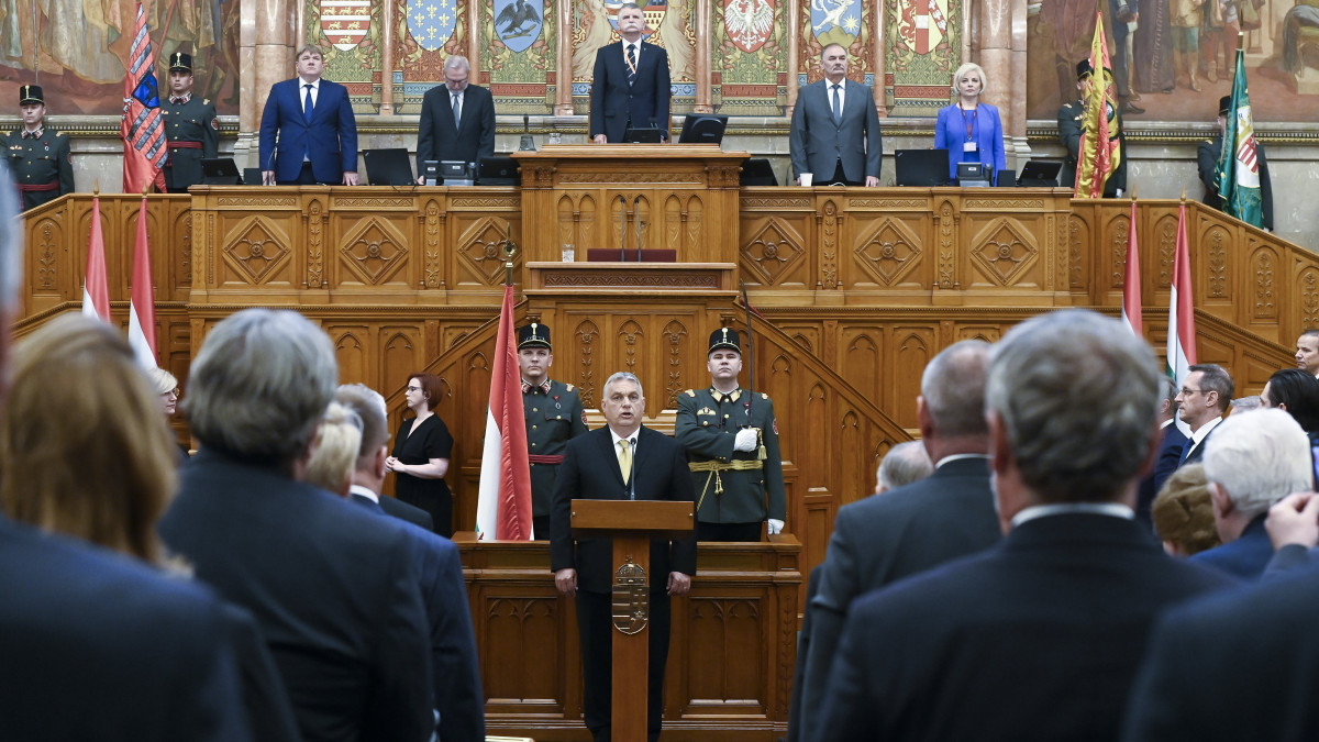Orbán Viktor miniszterelnök leteszi esküjét az Országgyűlés ülésén 2022. május 16-án.