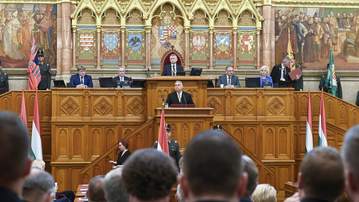 Orbán Viktor miniszterelnök beszédet mond eskütételét követően az Országgyűlés ülésén 2022. május 16-án. A kormányfő mögött Kövér László házelnök.