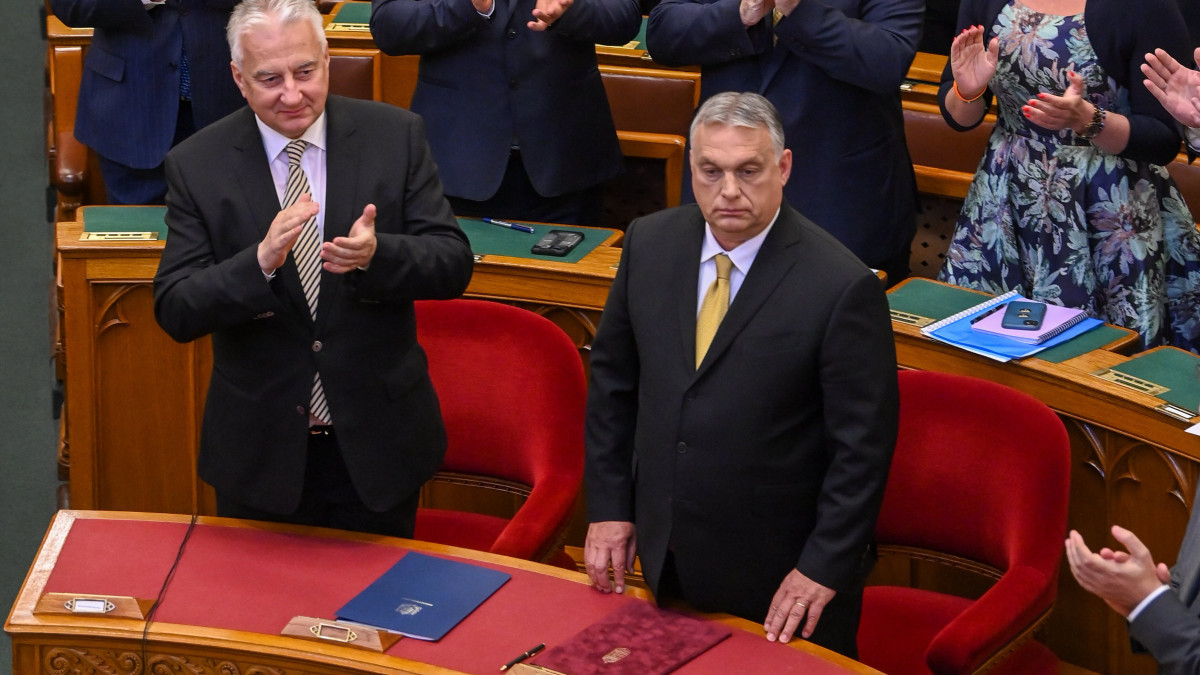 Orbán Viktor miniszterelnök (elöl j) eskütételét követően az Országgyűlés ülésén 2022. május 16-án. Mellette Semjén Zsolt miniszterelnök-helyettes.