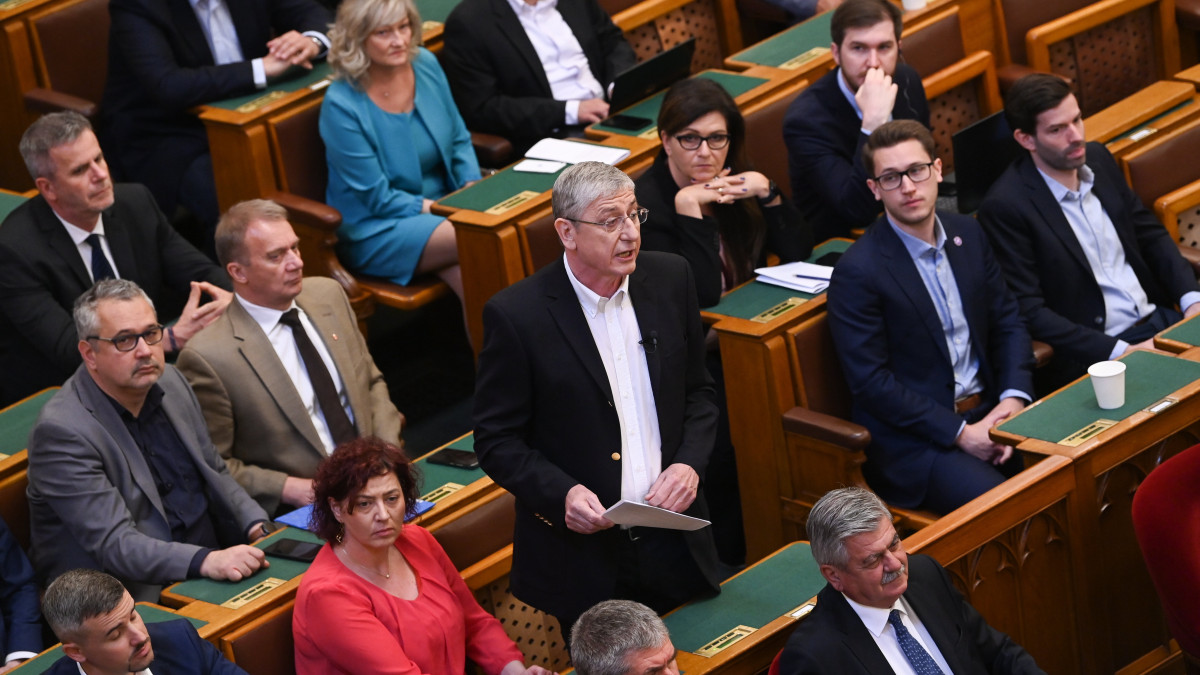 Gyurcsány Ferenc, a DK frakcióvezetője (k) napirend előtt szólal fel az Országgyűlés plenáris ülésén 2022. május 16-án.