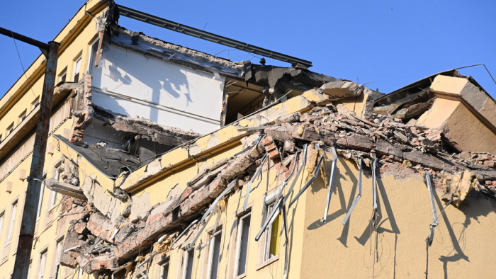 Autók rongálódtak meg egy budapesti épület bontása közben