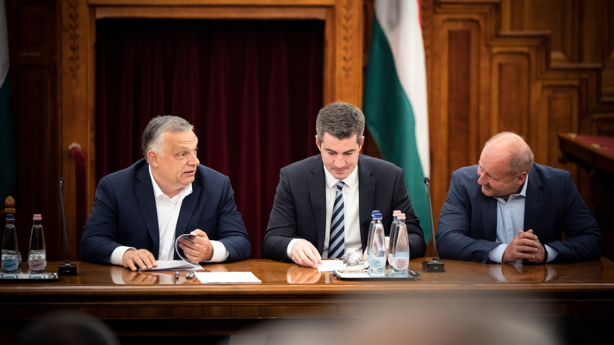 Orbán Viktor miniszterelnök (b), Kocsis Máté (k), a Fidesz és Simicskó István, a KDNP frakcióvezetője a frakciószövetség ülésén az Országházban 2022. május 17-én.