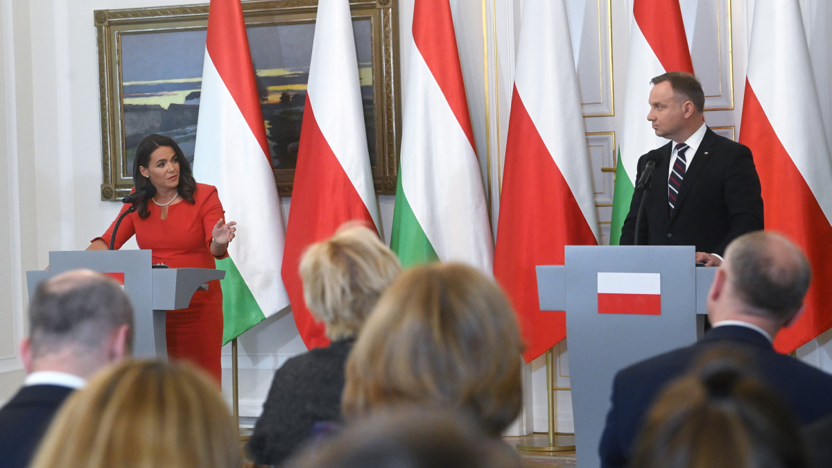 Novák Katalin köztársasági elnök és Andrzej Duda lengyel államfő a megbeszélésüket követően tartott sajtótájékoztatón a varsói elnöki rezidencián, a Belvedere Palotában 2022. május 17-én.