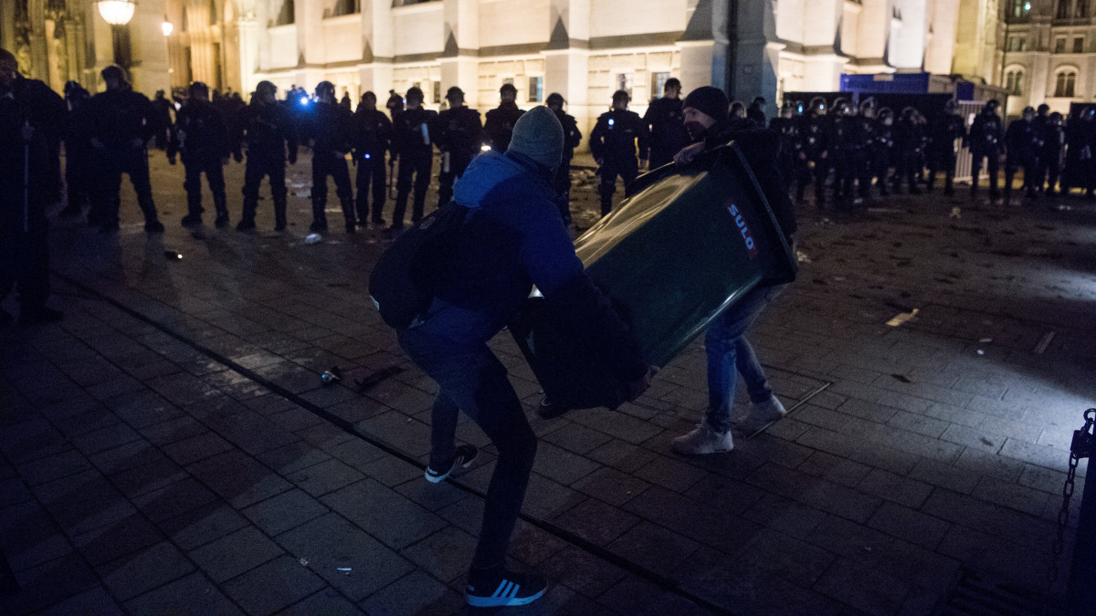 Az ellenzéki pártok kezdeményezésére a munka törvénykönyvének módosítása ellen indult tüntetés résztvevői a Parlament előtti Kossuth téren 2018. december 12-én.