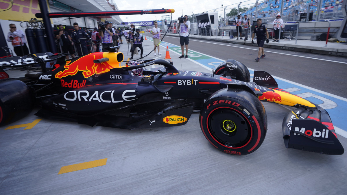 Max Verstappen, a Red Bull holland versenyzője a Forma-1-es autós gyorsasági világbajnokság Miami Nagydíjának első szabadedzésén a floridai Miami Gardensben 2022. május 6-án. 