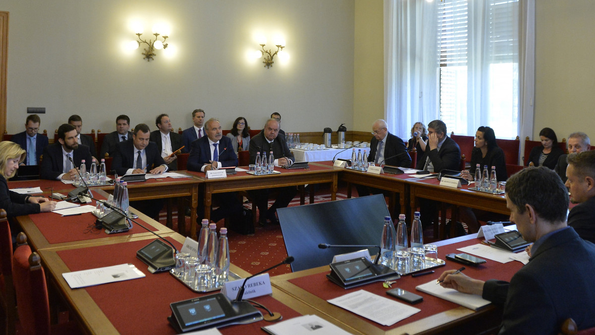Nagy István agrárminiszter-jelölt (szemben középen) meghallgatása az Országgyűlés fenntartható fejlődés bizottságának ülésén az Országházban 2022. május 18-án.