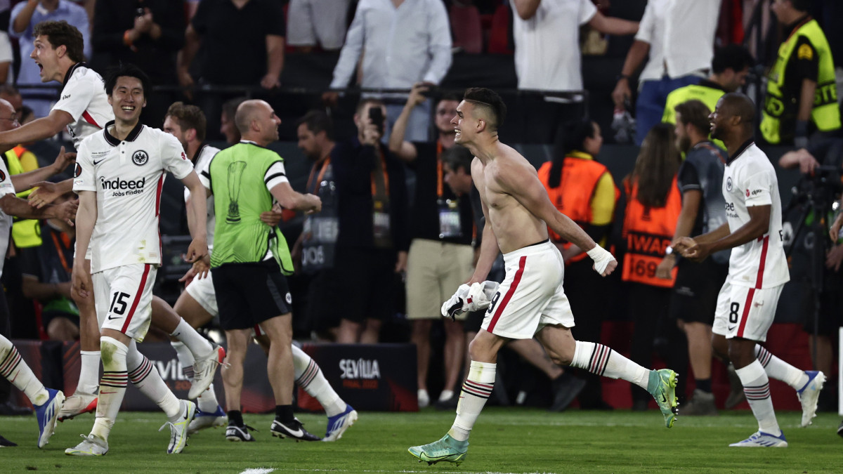 A frankfurti Rafael Santos Borré ünnepli a berúgott tizenegyesét, amellyel csapata megnyerte a labdarúgó Európa-liga döntőjében játszott Eintracht Frankfurt - Glasgow Rangers mérkőzést Sevillában 2022. május 18-án. A Frankfurt 1-1-es döntetlent követően 5-4-re győzött a tizenegyespárbajban.