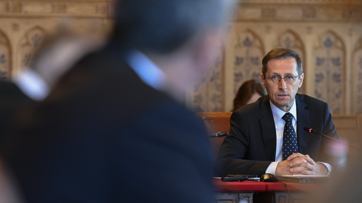 Varga Mihály pénzügyminiszter-jelölt beszél meghallgatásán az Országgyűlés költségvetési bizottságának ülésén az Országházban 2022. május 19-én.