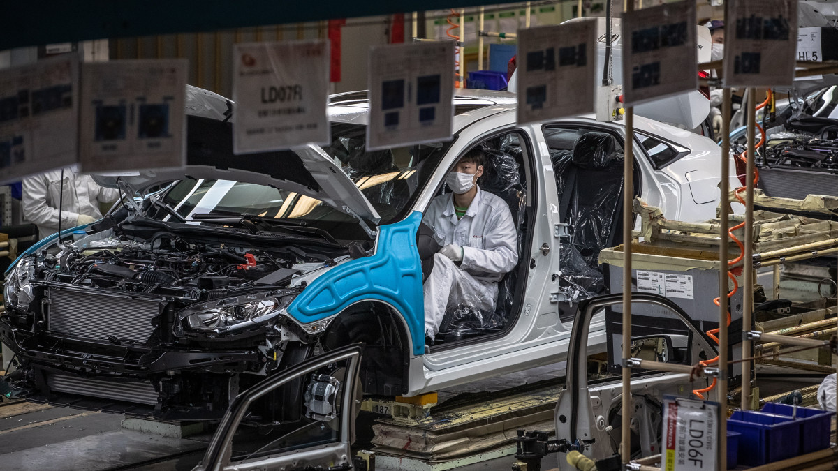 Védőmaszkos munkás a Honda Dongfeng japán-kínai járműgyártó vegyesvállalat vuhani gyárában 2020. április 8-án. Ezen a napon feloldották az új koronavírus miatt elrendelt vesztegzárat Hupej tartomány székhelyén, Vuhanban, az egész világra kiterjedő koronavírus-járvány gócpontjában.