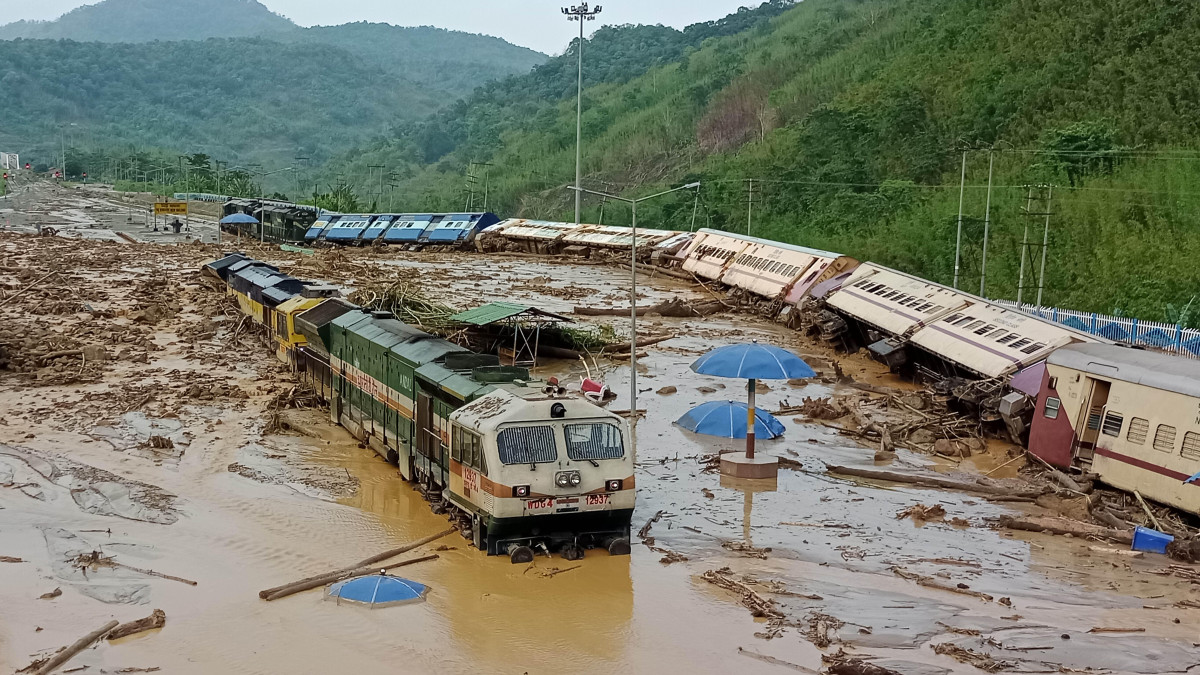 Felborult vasúti szerelvények az északkelet-indiai Dima Hasao kerületben történt földcsuszamlás helyszínén 2022. május 16-án. A heves esőzések okozta áradásokban és földcsuszamlásokban eddig legkevesebb nyolc ember vesztette életét.