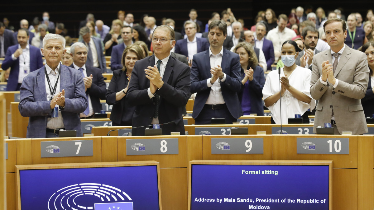 Európai parlamenti képviselők tapsolnak, miután Maia Sandu moldovai elnök beszédet mondott Moldova és az Európai Unió közötti társulási megállapodásról tartott vitán az Európai Parlament ülésén Brüsszelben 2022. május 18-án.