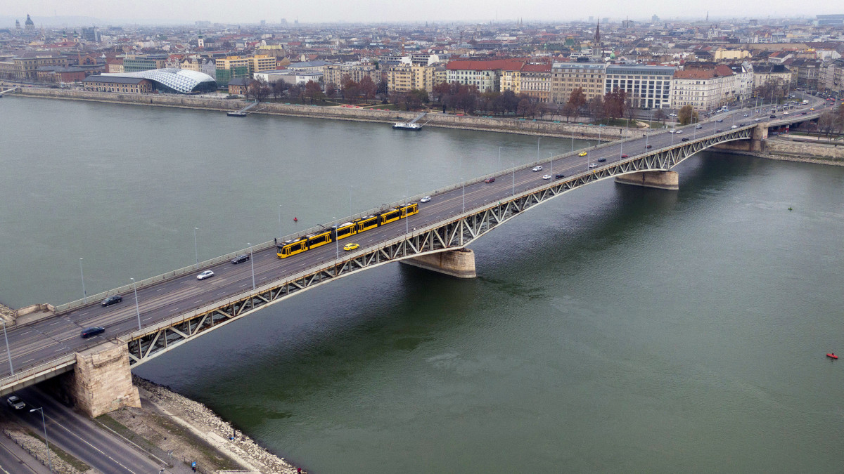 A Petőfi híd Budapesten 2020. december 20-án.