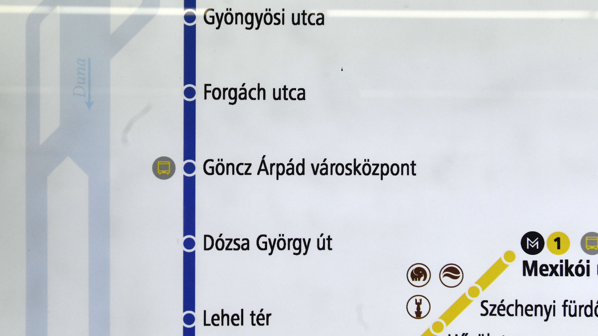 A metróhálózat térképvázlatának részlete a Göncz Árpád városközpont metróállomáson a megálló új nevével az átnevezés napján, 2020. január 31-én. Az Árpád híd pesti hídfőjénél fekvő területet a Fővárosi Közgyűlés még 2016-ban a XIII. kerületi önkormányzat kérése nevezte el Magyarország rendszerváltás utáni első köztársasági elnökéről, műfordítóról.